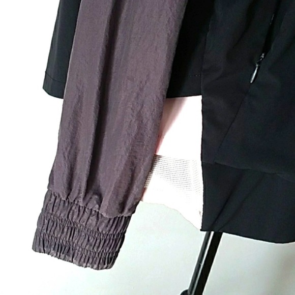 🔥Fabletics Hooded Zip Up Windbreaker Jacket - Picture 3 of 6